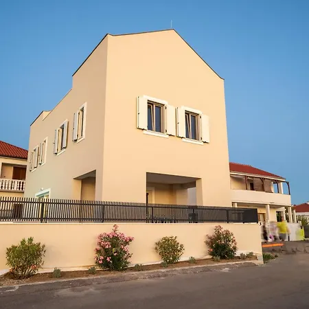 Lovre 1 Villa Nin