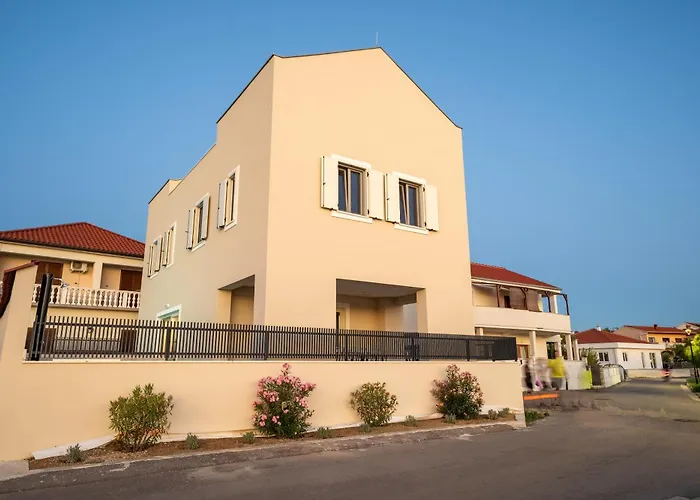 Lovre 1 Villa Nin